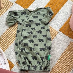 Parade Organics black bear organic cotton sleep gown green size 0-3m